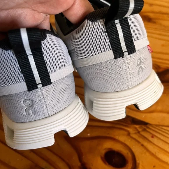 On Running Cloud 5 Waterproof
Glacier Grey White (Women's) NWOT - Picture 5 of 10
